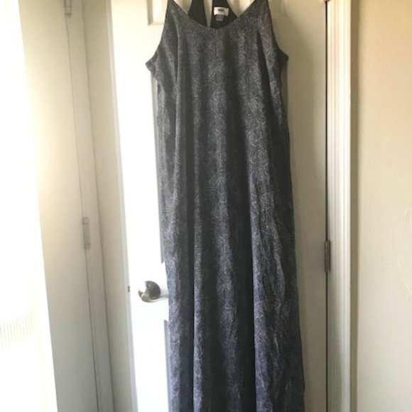 Old Navy Dresses & Skirts - Old Navy long black white flowing dress spag strap